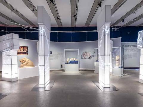 Ansicht der Ausstellung “Gebaute Gemeinschaft. Göbeklitepe, Taş Tepeler und das Leben vor 12.000 Jahren” in der James-Simon-Galerie, Museumsinsel Berlin