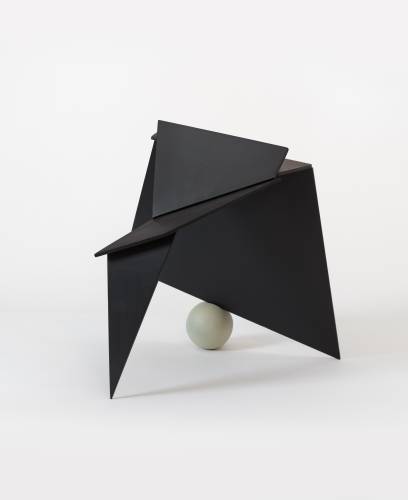 Katja Strunz, Einbruch, 2025, lackierter Stahl, 44 x 42 x 39 cm