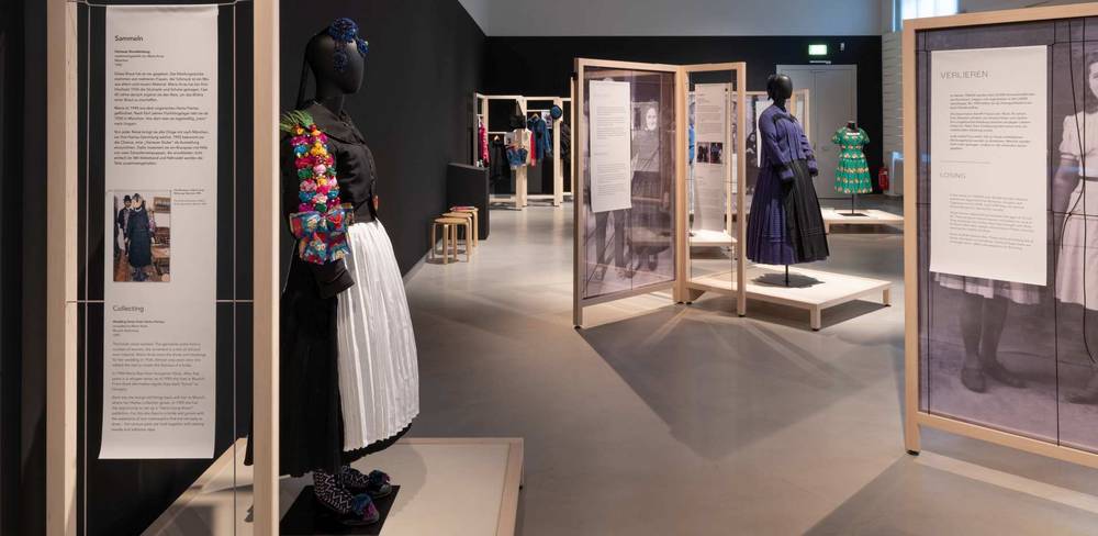 Ausstellungsansicht „Schwerer Stoff“