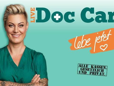  – LIVE Doc Caro lächelnde Person in grüner Kleidung. Text: "lebe jetzt" und "ALLE KASSEN. GESETZLICH UND PRIVAT." Foto: Boris Breuer.