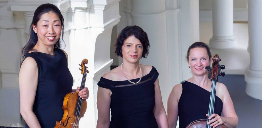 Rodur Trio: Junko Fukabori (Violine), Maria-Magdalena Pitu-Jokisch (Klavier), Louise von Schweinitz (Cello)