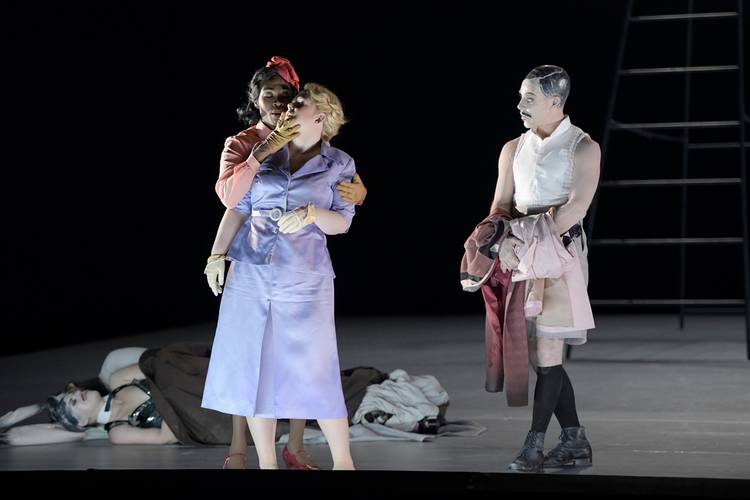 A Midsummer Night’s Dream – Karis Tucker als Hermia, Jeanine De Bique als Helena, Jami Reid-Quarrell als Puck Bettina Stöß