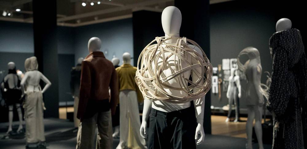 „Fashion x Craft: Echoes of Tomorrow“, Ausstellungsansicht, Gemäldegalerie 2025, Kollektion: V-Collective