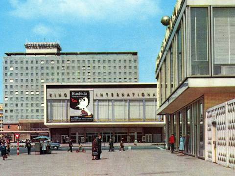  – Postkarte, Karl-Marx-Allee Berlin mit dem Ensemble Kino International, entworfen von Josef Kaiser und Heinz Aust, Hotel Berolina, entworfen von Josef Kaiser und Günter Kunert, sowie Restaurant Moskau, entworfen von Josef Kaiser und Horst Bauer, 1964