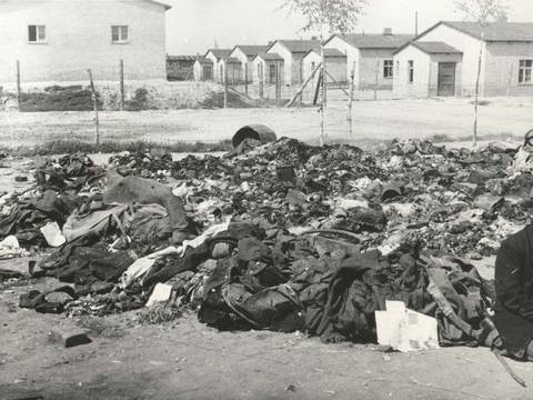 Kleidungsstücke vor den Baracken des Konzentrationslagers Majdanek, vermutlich Juli/August 1944 – Kleidungsstücke vor den Baracken des Konzentrationslagers Majdanek, vermutlich Juli/August 1944