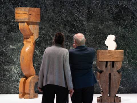  – Besucher betrachten in der Neuen Nationalgalerie die Werke „Karyatide“ und „Schüchternheit“ des Bildhauers Constantin Brancusi.