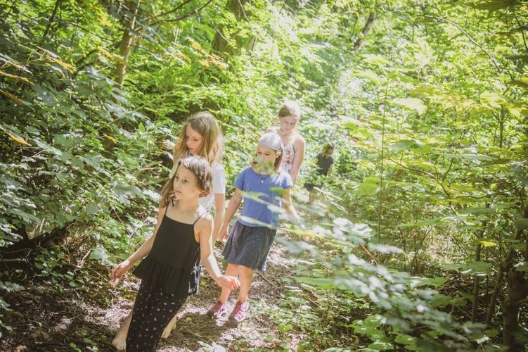 Kinder auf einem Waldweg – Kinder auf einem Waldweg im Museumsdorf Düppel