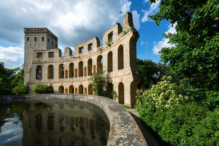 Ruinenberg mit Wasserbecken und Normannischem Turm – Ruinenberg mit Wasserbecken und Normannischem Turm