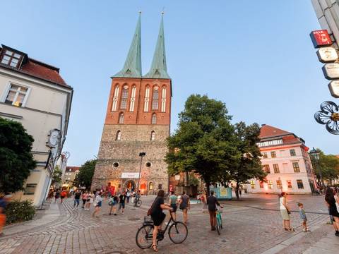 Im Herzen von Alt-Berlin: das Nikolaiviertel mit der Nikolaikirche und dem Knoblauchhaus – Foto vom Nikolaiviertel mit Blick auf die Nikolaikiche und das Museum Knoblauchhaus, Menschen sind auf der Straße