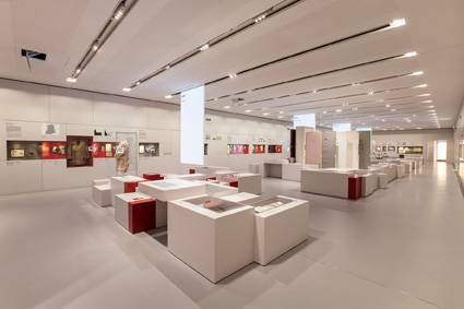 Inhaftiert in Hohenschönhausen, Ausstellungshalle mit Themeninseln – Inhaftiert in Hohenschönhausen, Ausstellungshalle mit Themeninseln © Luise Wagener