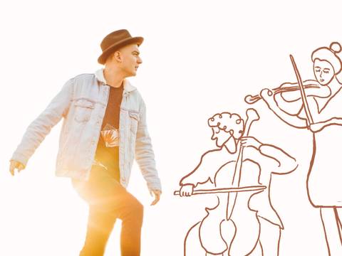  – Person in Jeansjacke und Hut läuft auf Felsen. Rechts gezeichnete Figur spielt Cello, daneben weitere Figur mit Geige. Licht scheint von links.
