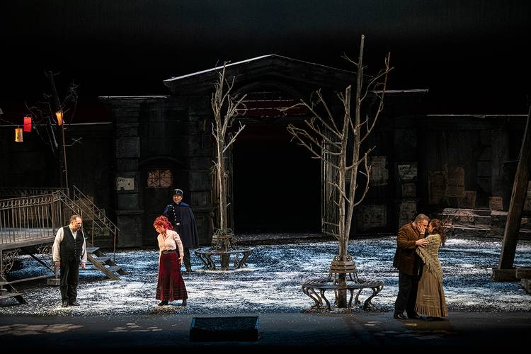 La Bohème – Joseph Calleja als Rodolfo, Adriana Ferfecka als Mimì, Markus Brück als Marcello, Samueol Park als Sergeant der Zollwache Bettina Stöß