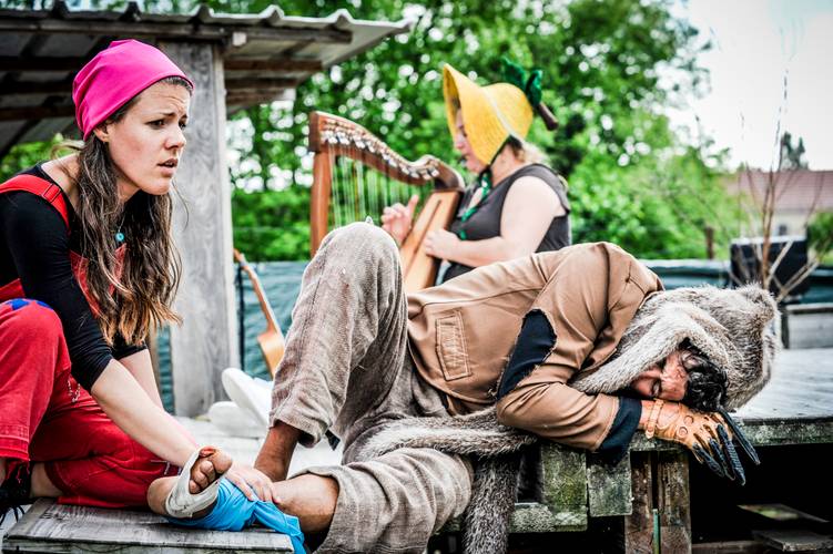 Globe Berlin (Probenfoto) – Helena Krey (Ameley), Astrid Köhler (Birne), Rahul Chakraborty (Biber)