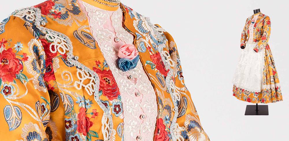 Mädchen-Festkleidung mit „Bauern-Brokat““ von Katharina Just in Kéty / Giek (Ungarn) um 1943.