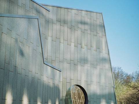 Bullauge an der Außenfassade des Musikinstrumenten-Museums – Bullauge an der Außenfassade des Musikinstrumenten-Museums