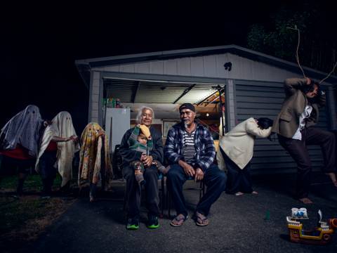 "Shel We" von Tupua Tigafua – Zwei ältere Personen und 5 verkleidete Gespenster