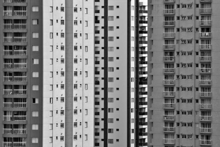 Música popular aus einer der bevölkerungsreichsten Städte der Welt: Wohnhäuser in São Paulo – Fassaden von Hochhäusern in São Paulo.
