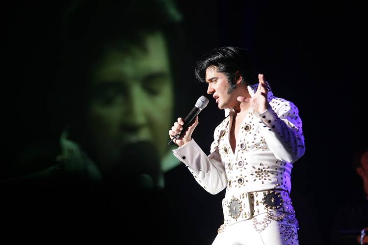 Grahame Patrick Doyle als steht als Rocklegende Elvis Presley auf der Bühne