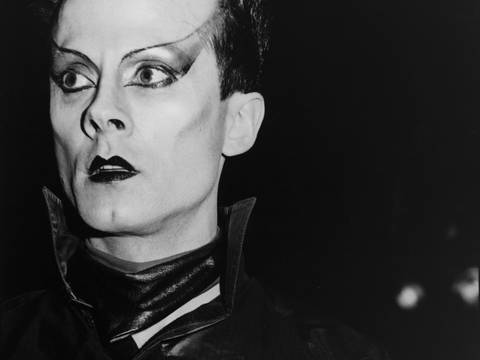 Rolf von Bergmann, Ohne Titel (Klaus Nomi), New York 1979 – Schwarz-weiß-Fotografie: Porträt von Klaus Nomi mit futuristischem Augenmake-Up, schwarzem Lippenstift und Lederhemd mit aufgestelltem Kragen.