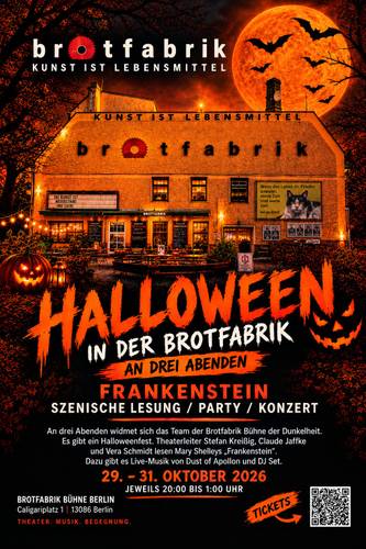 Brotdachhaus mit Schriftzug "brotfabrik". Vollmond und Fledermäuse am Himmel. Text: "HALLOWEEN IN DER BROTFABRIK 29.-31. OKTOBER 2026". Dekoriert mit Kürbissen.