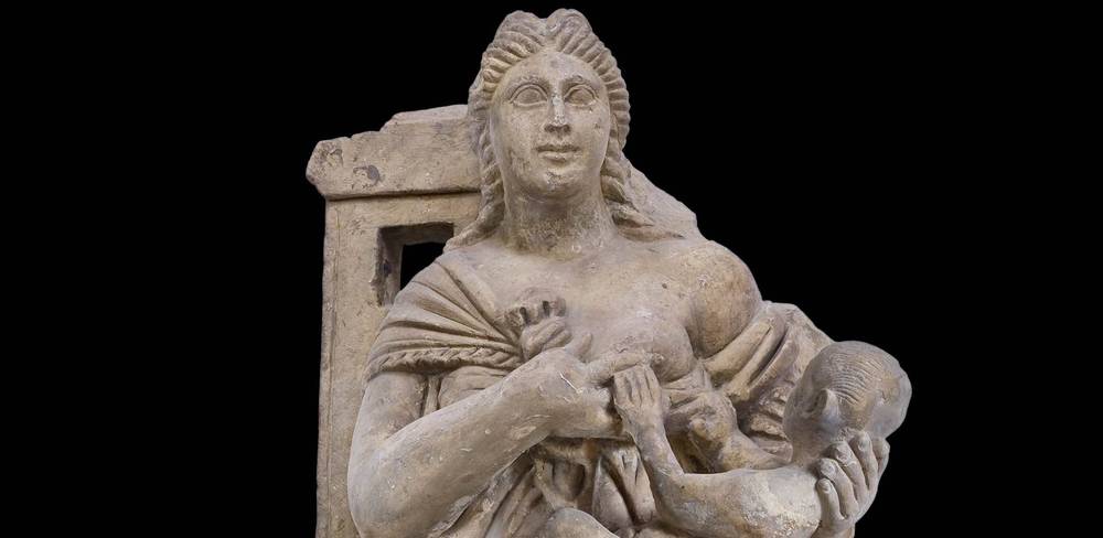 Thronende Isis mit dem Horuskind, Detail, 3. Jh., Kalkstein