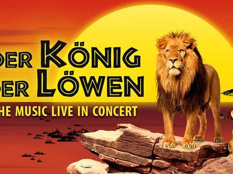  – Zwei Löwen auf einem Felsen vor Sonnenuntergang, im Hintergrund Bäume. Text: DER KÖNIG DER LÖWEN THE MUSIC LIVE IN CONCERT.