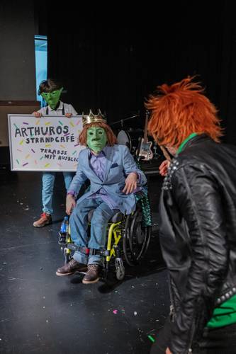 r Nase nach" - TheaterJugendClub Ensemble Angestrahlt