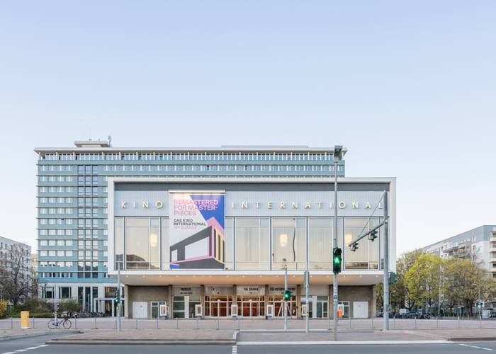 Schnepp Renou, Kino International, 2026, Entwurf: Kollektiv Josef Kaiser – Foto: Frontaler Blick auf das Kino International mit dahinterliegendem Gebäude des Bürgeramt Rathaus Mitte.