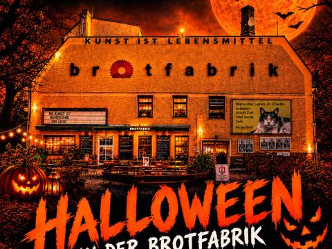  – Brotdachhaus mit Schriftzug "brotfabrik". Vollmond und Fledermäuse am Himmel. Text: "HALLOWEEN IN DER BROTFABRIK 29.-31. OKTOBER 2026". Dekoriert mit Kürbissen.