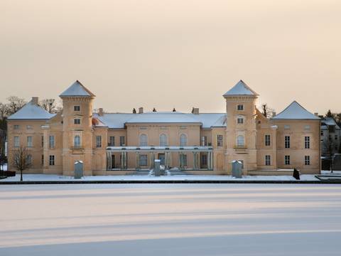 Schloss Rheinsberg im Winter – Schloss Rheinsberg, Blick über den Grienericksee, im Winter