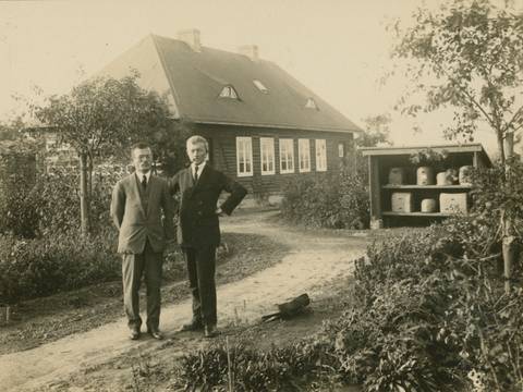 Armbruster mit dem japanischem Bienenkundler Tokuda vor dem Institut für Bienenkunde