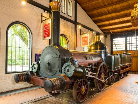Ein Highlight in der Eisenbahn-Ausstellung: der Nachbau der großen Borsig Dampflokomotive „Beuth“ von 1842. – Ein Highlight in der Eisenbahn-Ausstellung: der Nachbau der großen Borsig Dampflokomotive „Beuth“ von 1842.
