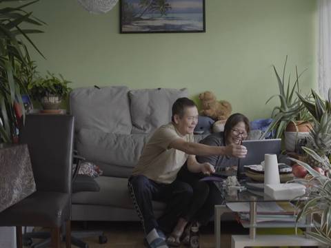 ›Mein Vietnam‹ © Filmakademie Baden-Württemberg – Zwei Personen sitzen auf einem Sofa und schauen auf einen Laptop.