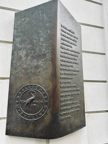 Gedenktafel am ehemaligen Bankhaus Mendelssohn. – Metallene Gedenktafel mit Aufdruck des alten Siegels des Bankhauses Mendelssohn.