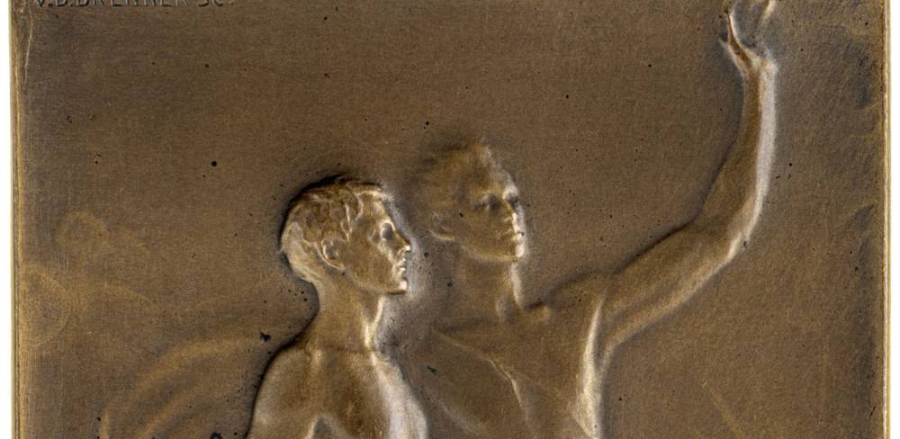 Brenner, Victor David: Carl Schurz 1907 – Bronzerelief mit zwei menschenähnlichen Figuren; eine zeigt nach oben. In der linken oberen Ecke steht „VdBENKIRKE SC“.