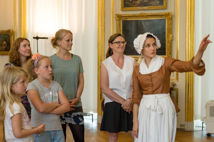 Führung mit der Kammerzofe Sophie – Führung mit der Kammerzofe Sophie