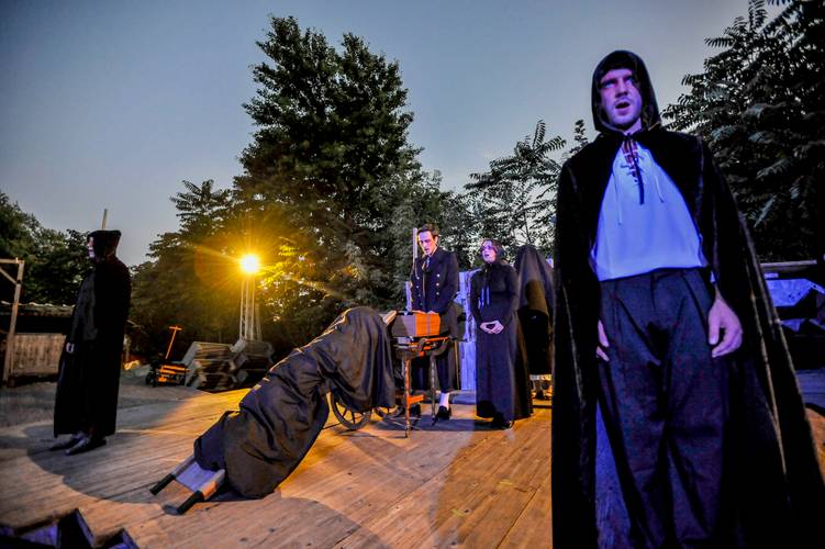 Globe Berlin: Urfaust – Im Dom