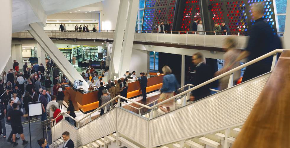 Menschen im Foyer und auf den Treppen der Philharmonie Berlin