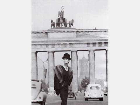 F. C. Gundlach, Lissy Schaper in einem Ensemble von Schwichtenberg, Brandenburger Tor, Berlin 1961