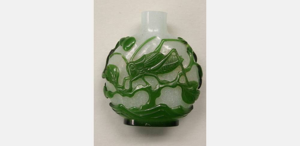 Snuffbottle (Schnupftabakflakon) mit Grille, China, Qing-Dynastie, 18./19. Jahrhundert, Glas mit grünem Überfang