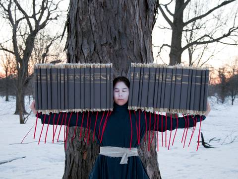 Bildausschnitt von Meryl McMasters Fotoarbeit Time's Gravity, 2015 – Bildausschnitt von Meryl McMasters Fotoarbeit Time's Gravity, 2015