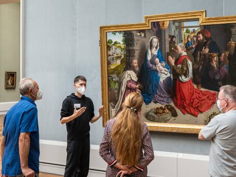Besucherin in der Halle der Gemäldegalerie