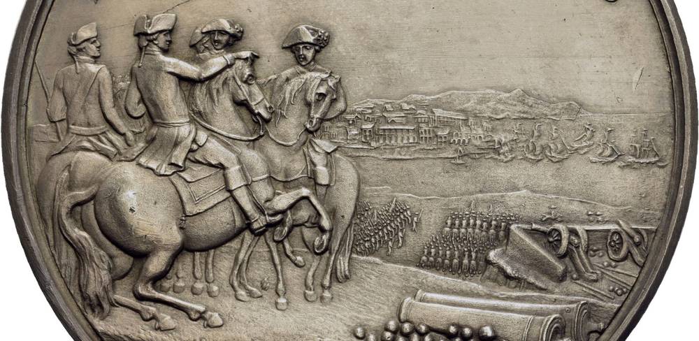 HOSTIBUS PRIMO FUGATIS // BOSTONIUM RECUPERATUM XVII MARTII MDCCLXXVI. Washington zu Pferde links mit vier weiteren berittenen Offizieren. Vorne rechts am Boden zwei Kanonenrohre mit Kugeln, auf dem vorderen die Signatur DUVIV., und im Mittelgrund rechts eine Bastion mit zwei Geschützen. Im Hinterg…