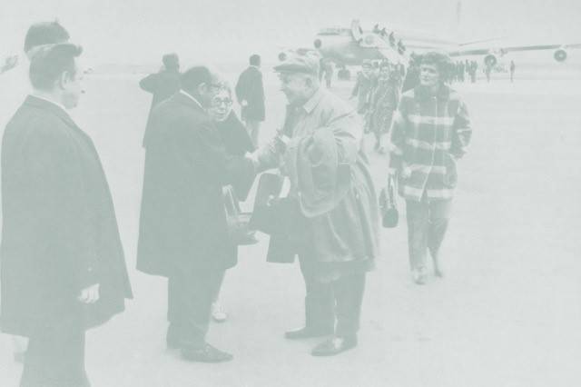 Begrüßung einer Gästegruppe aus den USA auf dem Flughaften Tegel, 1971. – Begrüßung einer Gästegruppe aus den USA auf dem Flughaften Tegel, 1971.