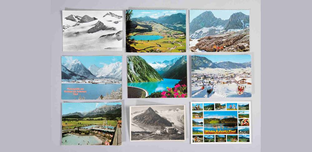Neun Postkarten mit alpinen Landschaften in Farbe und Schwarzweiß. Mittlere Postkarte unten mit Aufschrift: "Wilder Kaiser Tirol".