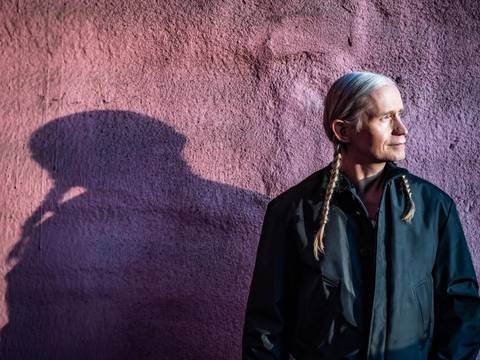 Romano © Marcus Zumbansen – Der Künstler Romano steht vor einer pinken Wand