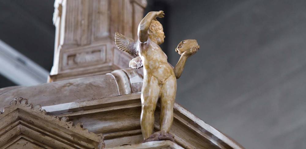 Probeaufbau des Taufbeckens in der Gipsformerei, Detail mit Putto nach Donatello