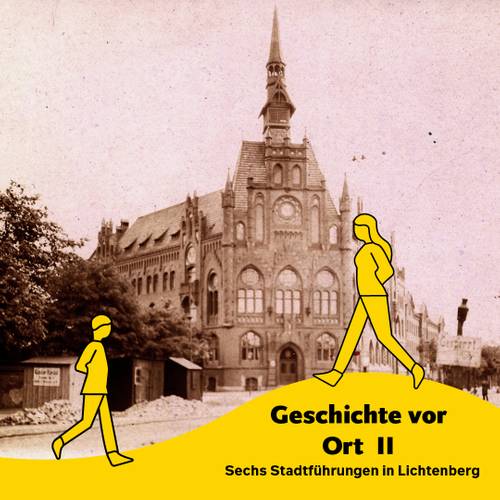 Geschichte vor Ort: „40 Jahre Grundsteinlegung Neu-Hohenschönhausen“ – Zwei gelbe grafische Figuren laufen vor dem historischen Rathaus Lichtenberg auf und ab