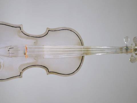 Violine, F. Krolikowski, Foggia (Italien), 1946, Plexiglas. Liebhaberarbeit, in Kriegsgefangenschaft hergestellt