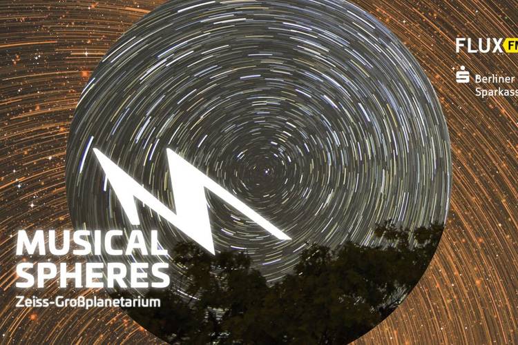 KV musical spheres orange – Keyvisual der Musikreihe musical spheres mit zwei übereinander gelegten langzeitaufnahmen des Sternenhimmels und farblichen Abhebungen.